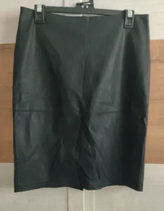 Falda polipiel negra