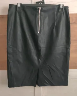 Falda polipiel negra