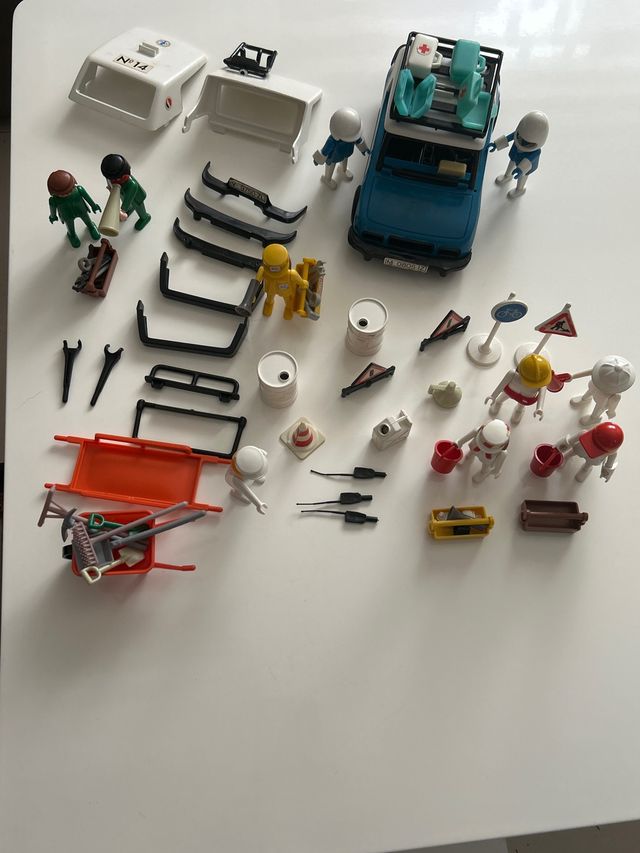 Piezas Playmobil: Coche, figuras y accesorios