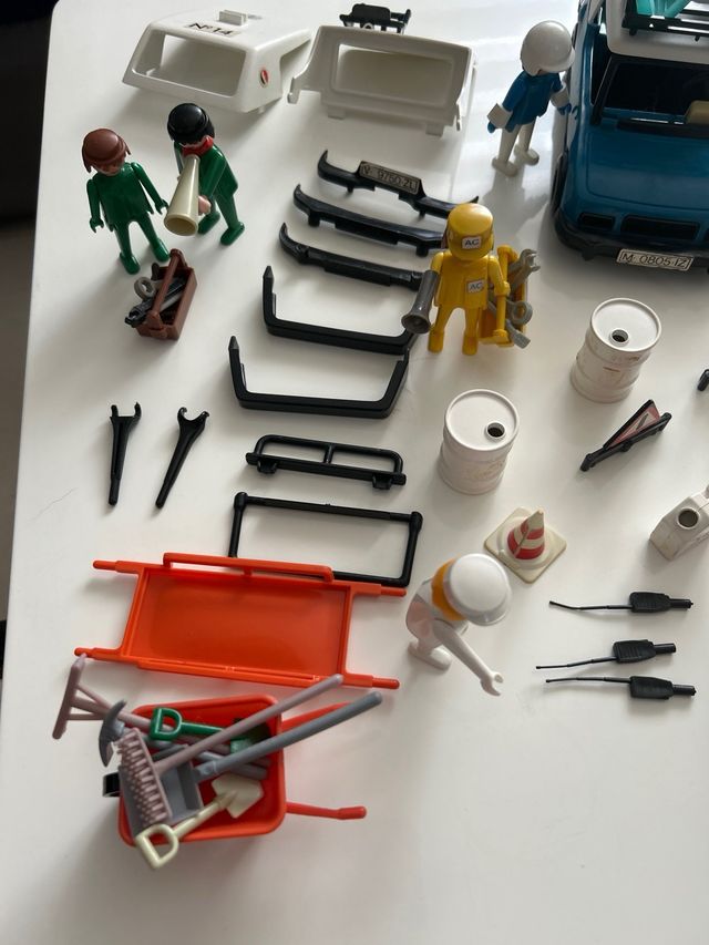 Piezas Playmobil: Coche, figuras y accesorios