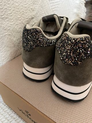 Victoria Sneakers Gris Oscuro y Negro