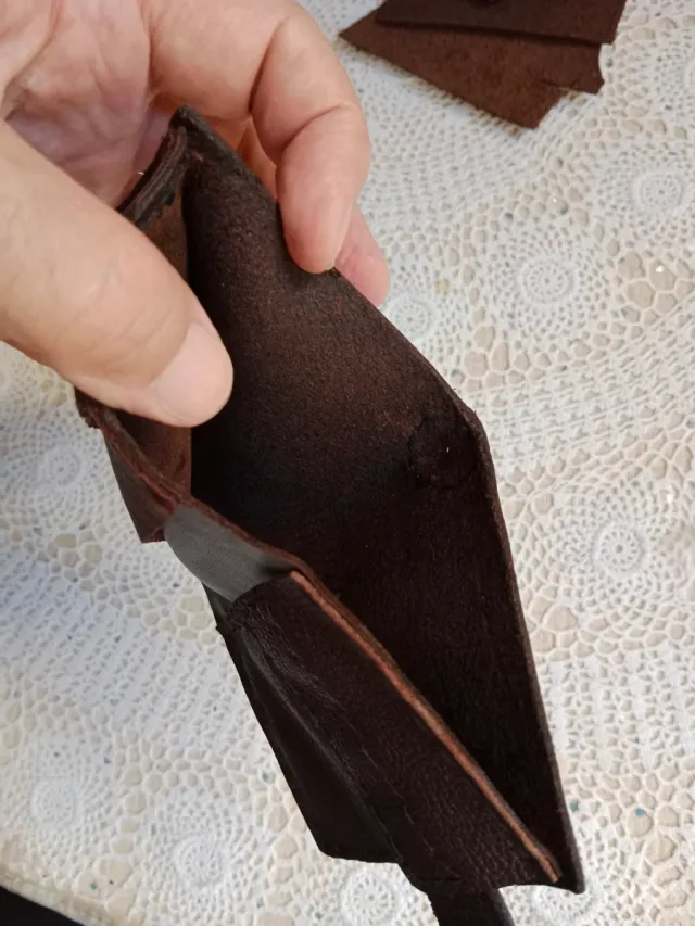 2 Portafogli in pelle, uno con catena.