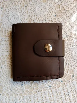 2 Carteras de cuero ,una puede llevar cadena.