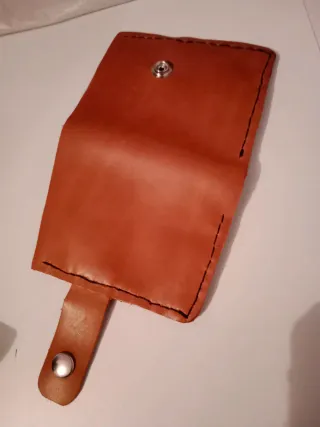 2 Carteras de cuero ,una puede llevar cadena.