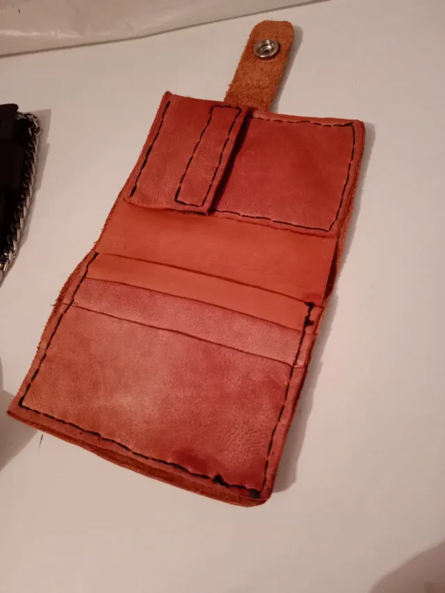 2 Portafogli in pelle, uno con catena.