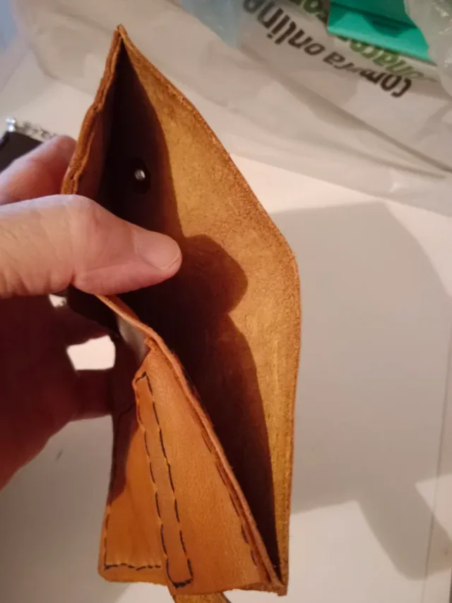 2 Portafogli in pelle, uno con catena.