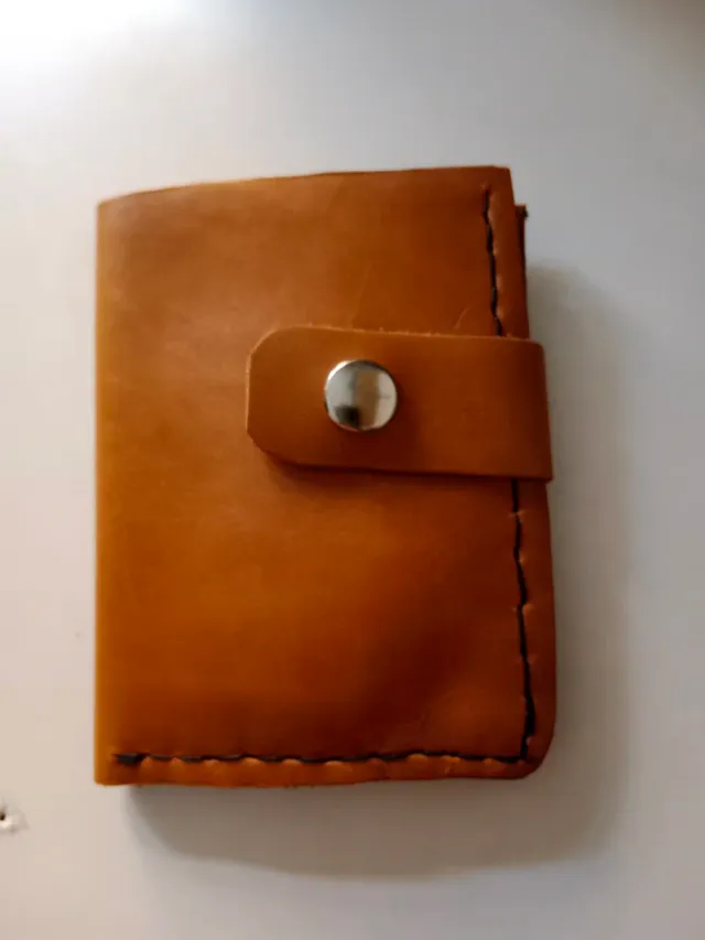 2 Portafogli in pelle, uno con catena.