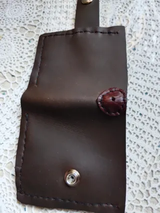 2 Carteras de cuero ,una puede llevar cadena.