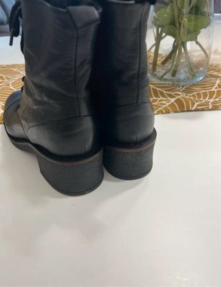 Botas pretas com atacadores