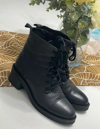 Botas pretas com atacadores