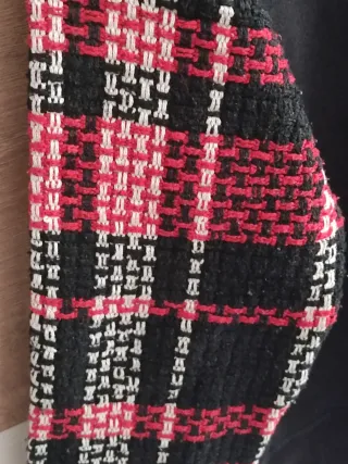 Sudadera negra con mangas de cuadros