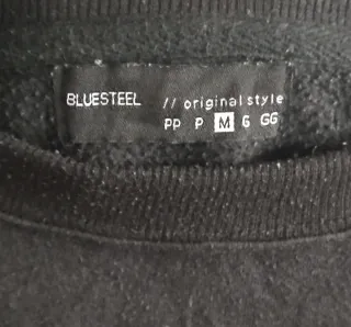 Sudadera negra con mangas de cuadros