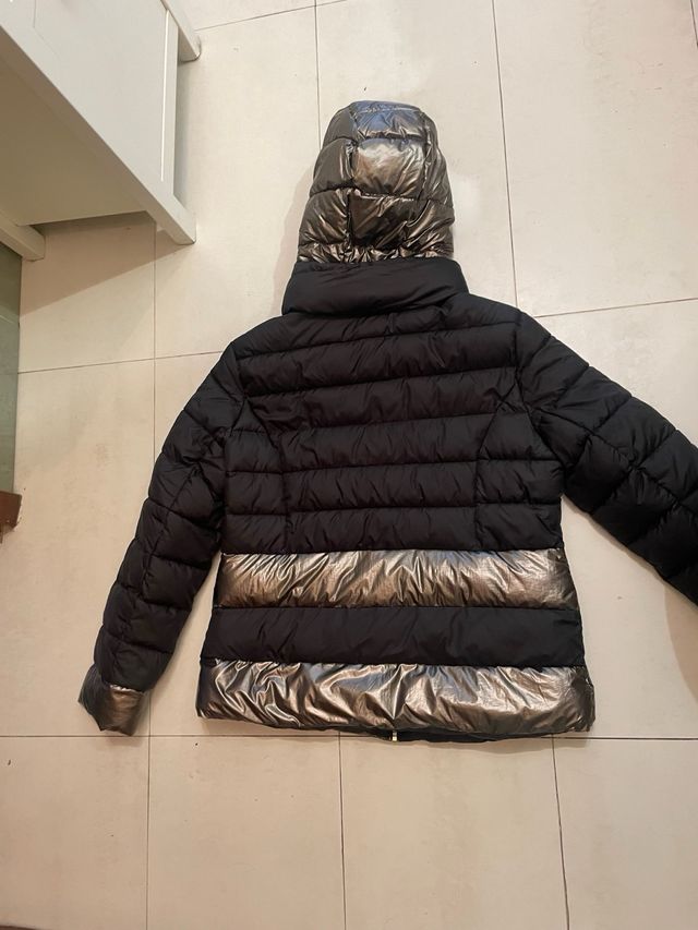 Abrigo de invierno negro y dorado