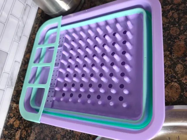 Escurreplatos plegable morado y verde