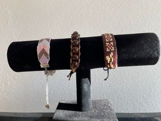 Pulseras de cuentas y madera