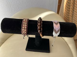 Pulseras de cuentas y madera