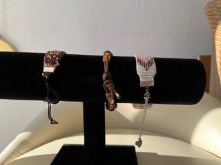 Pulseras de cuentas y madera