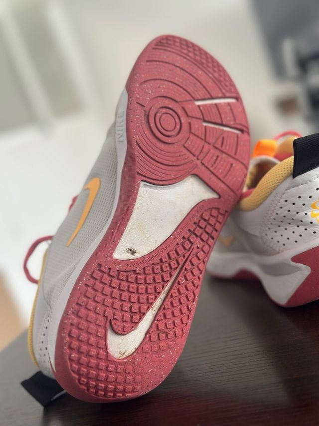 Zapatillas Nike Beige y Rojo EUR 38,5 / UK 5,5