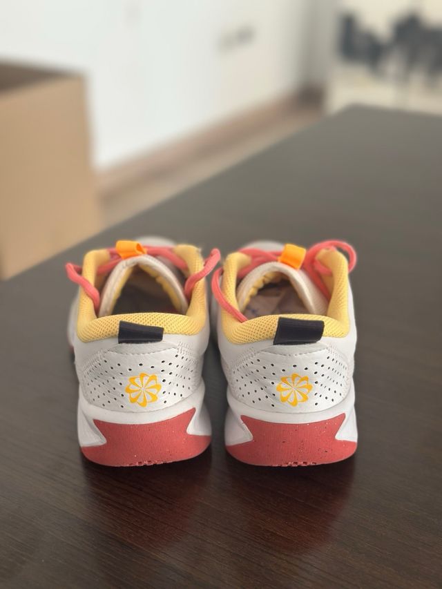 Zapatillas Nike Beige y Rojo EUR 38,5 / UK 5,5