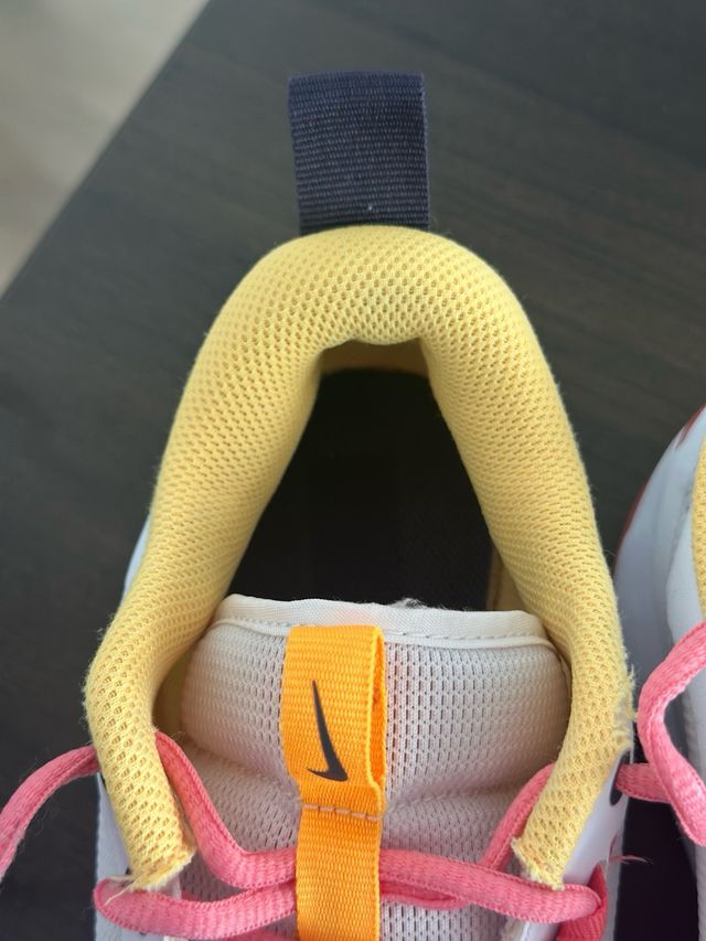 Zapatillas Nike Beige y Rojo EUR 38,5 / UK 5,5