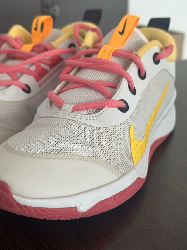 Zapatillas Nike Beige y Rojo EUR 38,5 / UK 5,5