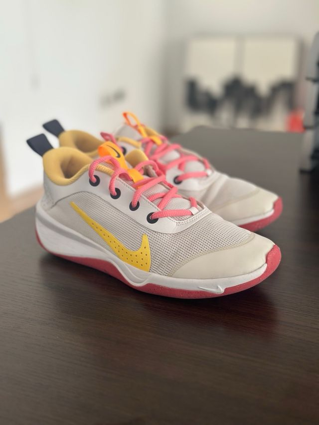 Zapatillas Nike Beige y Rojo EUR 38,5 / UK 5,5