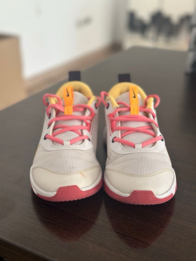 Zapatillas Nike Beige y Rojo EUR 38,5 / UK 5,5