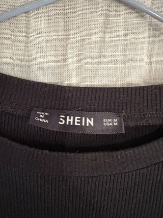 Camiseta negra manga abullonada