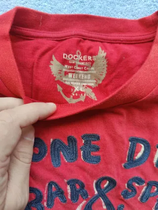 Camiseta Dockers Talla XL - Rojo Diseño Desierto