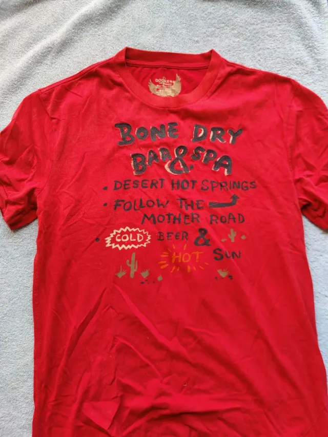 Camiseta Dockers Talla XL - Rojo Diseño Desierto