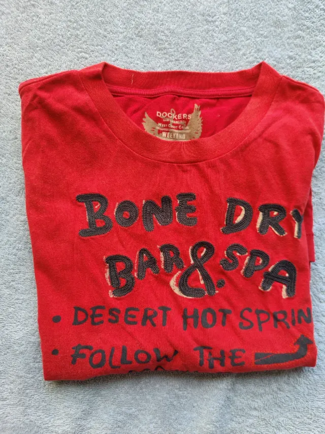 Camiseta Dockers Talla XL - Rojo Diseño Desierto