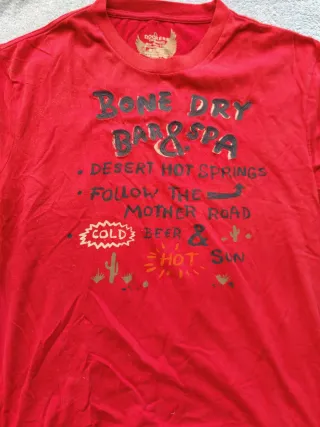 Camiseta Dockers Talla XL - Rojo Diseño Desierto