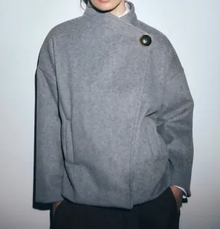 Abrigo gris suave con botón