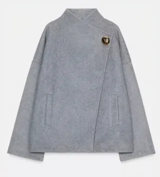 Abrigo gris suave con botón