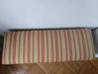 Banco de madera con tapicería a rayas