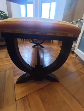 Banco de madera con tapicería a rayas