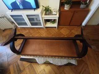 Banco de madera con tapicería a rayas