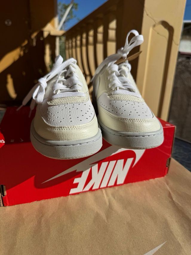 Nike Court Vision Low Mujer Beige/Blanco