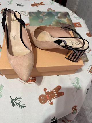 Zapatos de tacón Menbur beige y negro