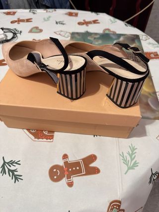 Zapatos de tacón Menbur beige y negro