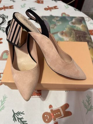 Zapatos de tacón Menbur beige y negro