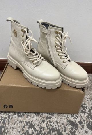 Botas de couro bege com atacadores