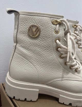 Botas de couro bege com atacadores