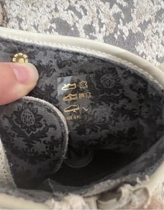 Botas de couro bege com atacadores