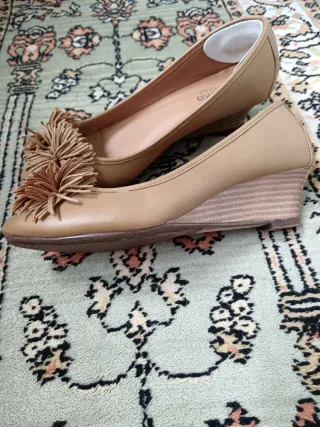 Zapatos marrones con detalle de flor