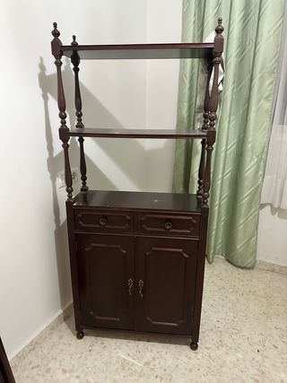 Estantería de madera oscura