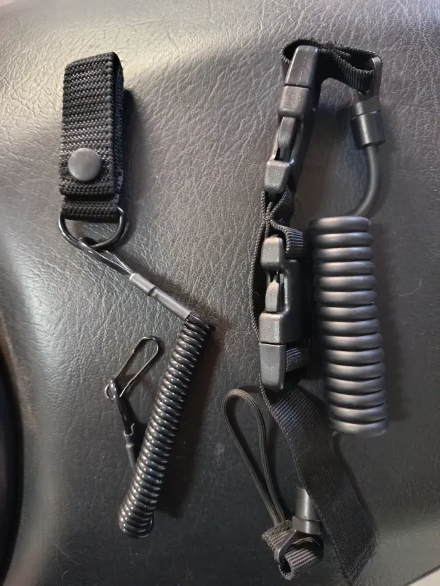 Enganches de seguridad para llaves/arma.