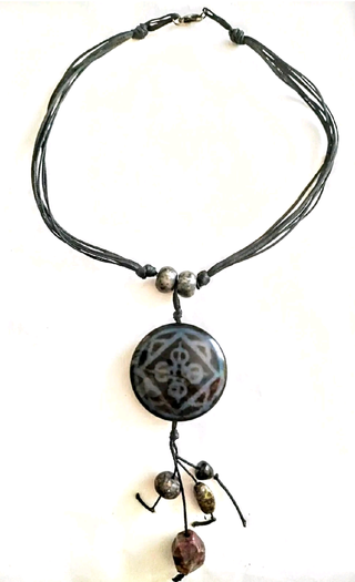 Collana con ciondolo pietra lavica serigrafata