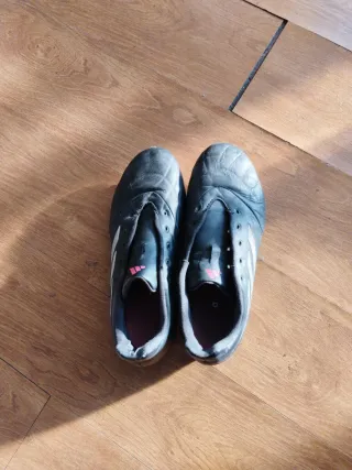 Scarpe da calcio Adidas nere e rosa