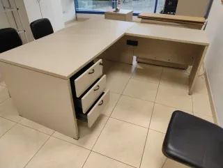 Mesa de oficina con ala